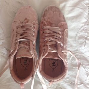 ETC LOVE PINK CRUSH VELVET TENNIS SHOES 6/7